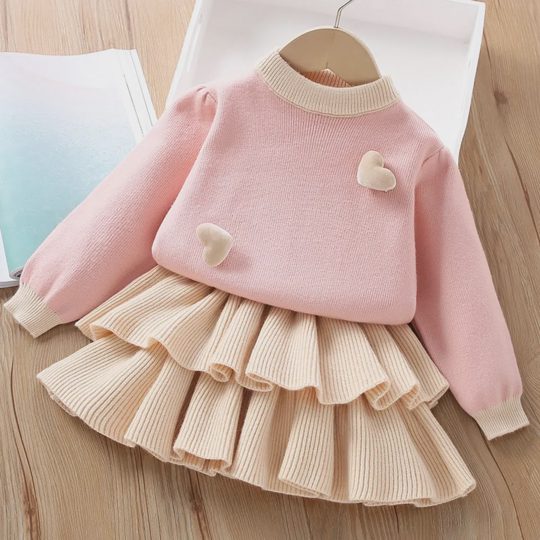 【18M-6Y】2-piece Girls Heart Applique Long Sleeve Sweater And Ruffle Skirt Set